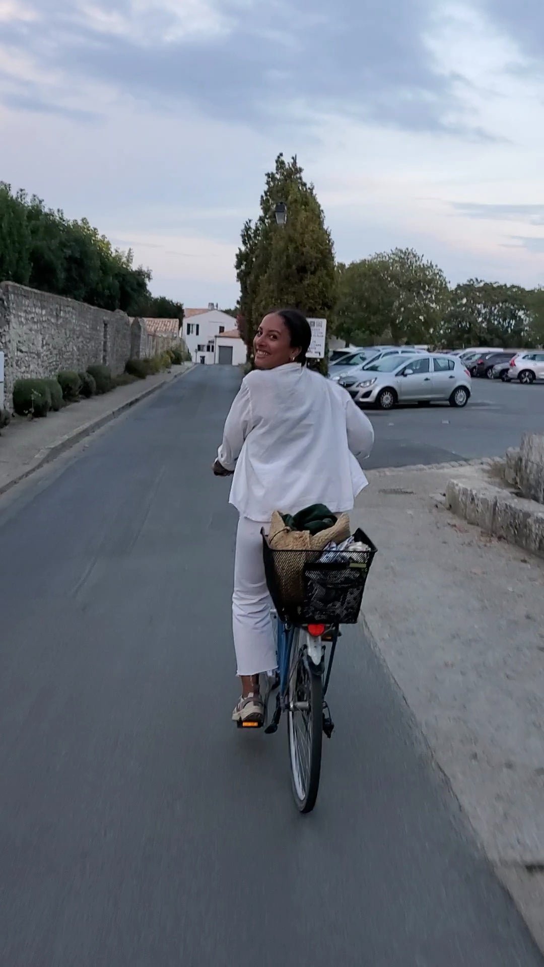 Fondatrice de Gaillarde, Aurélie, sur un vélo à l’île de ré